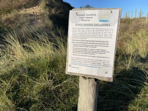 Sign reminding beach visitors of need to keep dogs on leads.
